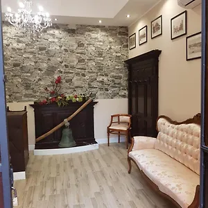 https://affittacamere-lacampana.taorminaitalyhotels.com